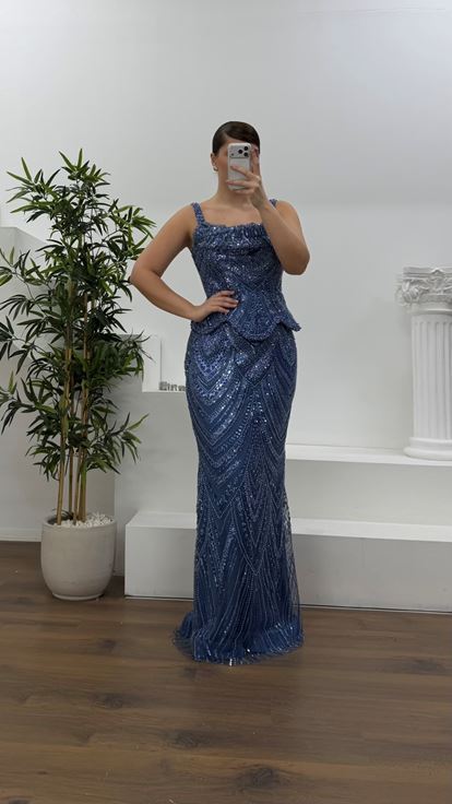 Vestido de noche de talla grande con detalle de peplum y estampado de ondas índigo con tirantes gruesos