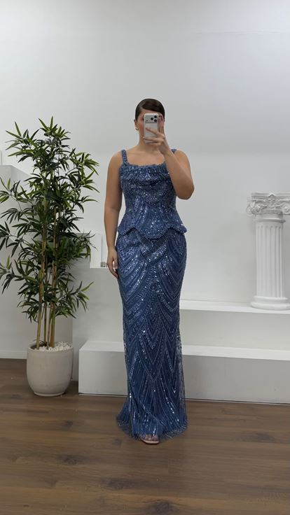 Vestido de noche de talla grande con detalle de peplum y estampado de ondas índigo con tirantes gruesos