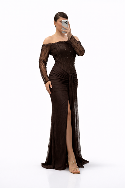 Kahverengi İnci İşlemeli Kayık Yaka Drapeli Uzun Dantel Büyük Beden Abiye Elbise