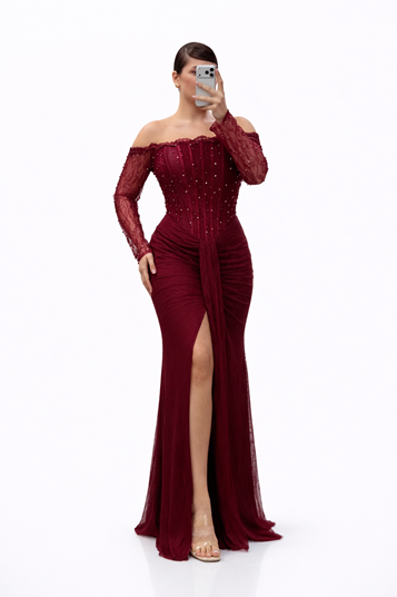 Vestido de noche largo drapeado con encaje  escote barco y adornos de perlas color burdeos  talla grande