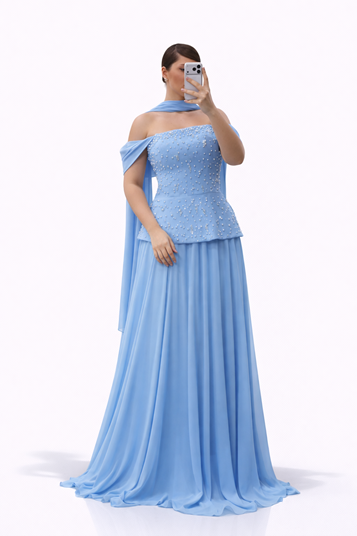 Vestido de noche largo de gasa con peplum y adornos de perlas en color azul bebé  talla grande