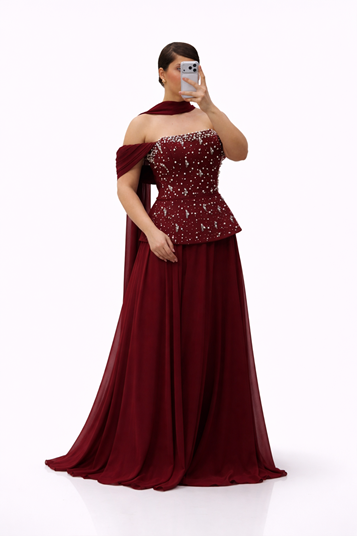 Vestido de noche largo de gasa con peplum y adornos de perlas color burdeos  talla grande