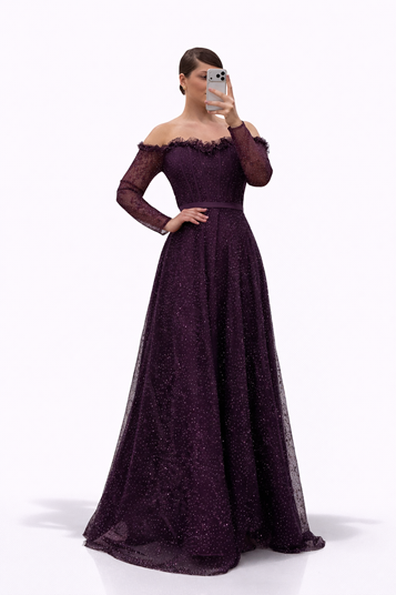 Vestido de noche de talla grande en color ciruela con detalles de lunares brillantes y escote corazón 