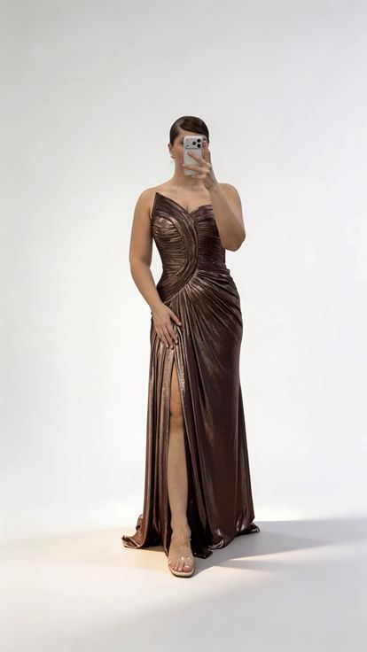 Kupferfarbenes  asymmetrisches  geschwungenes  drapiertes  trägerloses Abendkleid in großen Größen