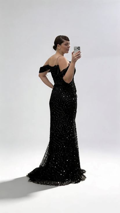 Schwarzes  drapiertes Abendkleid in Übergröße mit Paillettenbesatz  seitlich fließenden Ärmeln und drapiertem Oberteil 