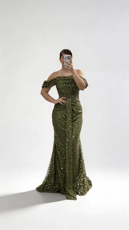 Khakifarbenes  drapiertes Abendkleid in Übergröße mit Paillettenbesatz und seitlich fließenden Ärmeln 