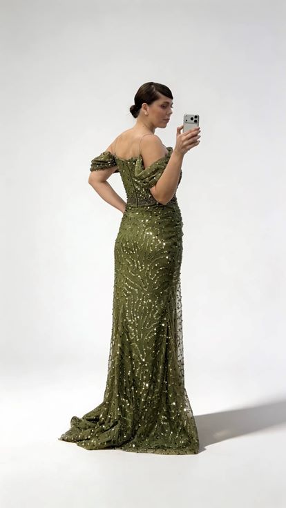 Khakifarbenes  drapiertes Abendkleid in Übergröße mit Paillettenbesatz und seitlich fließenden Ärmeln 