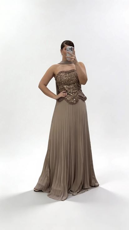 Langes Abendkleid in Übergröße aus braunem Chiffon mit Herzausschnitt und Perlenbesatz 