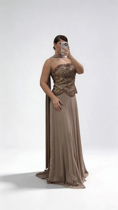 Langes Abendkleid in Übergröße aus braunem Chiffon mit Herzausschnitt und Perlenbesatz 