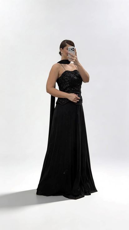 Schwarzes langes Abendkleid in Übergröße mit Herzausschnitt  Perlenbesatz und Chiffonrock