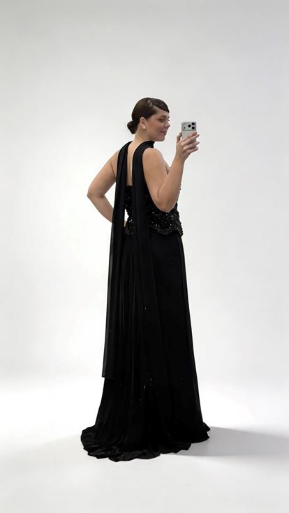 Schwarzes langes Abendkleid in Übergröße mit Herzausschnitt  Perlenbesatz und Chiffonrock