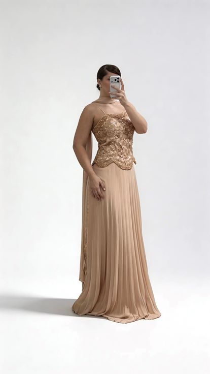 Langes Abendkleid in Übergröße mit goldenem Herzausschnitt  perlenbesetztem Chiffonrock