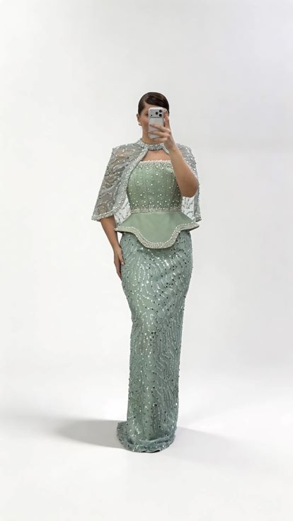 Mintgrünes  trägerloses Pailletten Abendkleid in Übergröße mit Cape