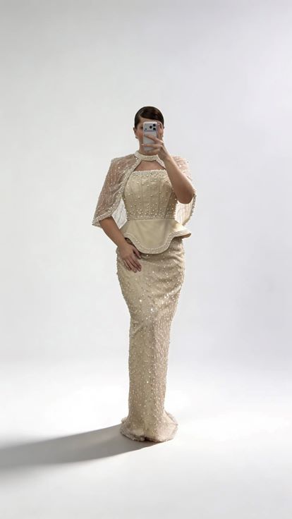 Goldfarbenes  trägerloses Pailletten Abendkleid in Übergröße mit Cape