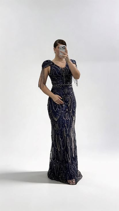 Marineblaues Abendkleid mit V Ausschnitt und Kettenquasten Detail