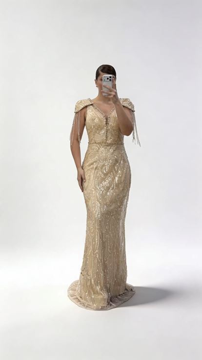 Goldenes Abendkleid mit V Ausschnitt  Ketten  und Quastenverzierungen