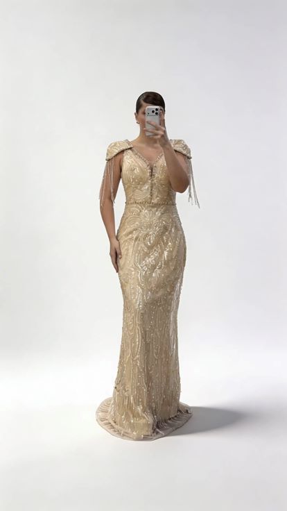 Goldenes Abendkleid mit V Ausschnitt  Ketten  und Quastenverzierungen