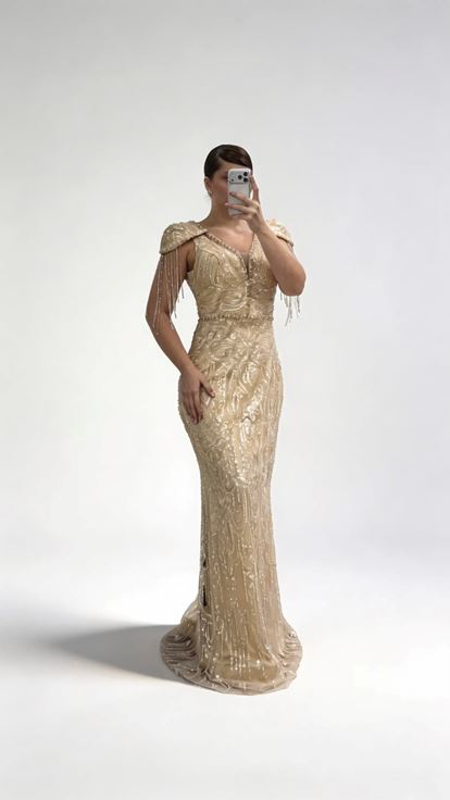 Goldenes Abendkleid mit V Ausschnitt  Ketten  und Quastenverzierungen