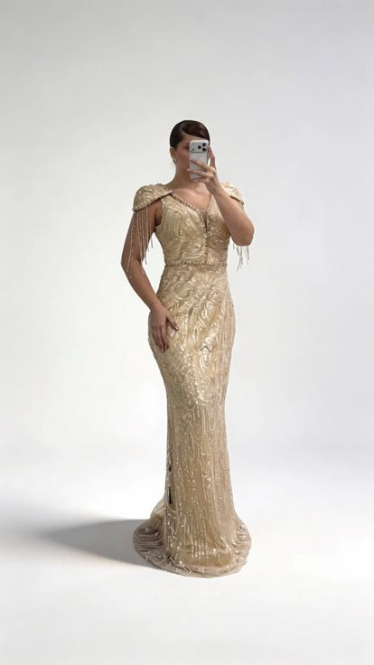 Goldenes Abendkleid mit V Ausschnitt  Ketten  und Quastenverzierungen