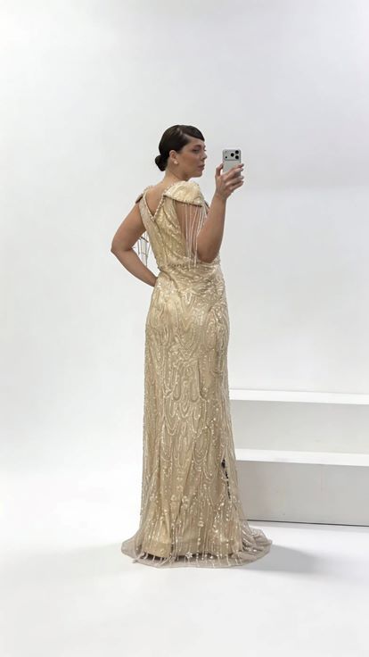 Goldenes Abendkleid mit V Ausschnitt  Ketten  und Quastenverzierungen