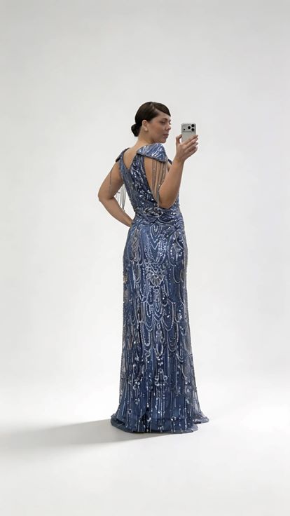 Indigoblaues Abendkleid mit V Ausschnitt  Ketten  und Quastenverzierungen