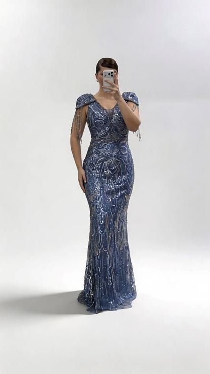 Indigoblaues Abendkleid mit V Ausschnitt  Ketten  und Quastenverzierungen