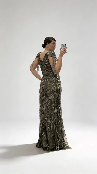 Khakifarbenes Abendkleid mit V Ausschnitt  Ketten  und Quastenverzierungen