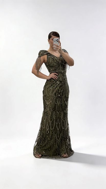 Khakifarbenes Abendkleid mit V Ausschnitt  Ketten  und Quastenverzierungen