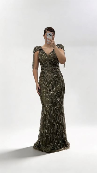 Khakifarbenes Abendkleid mit V Ausschnitt  Ketten  und Quastenverzierungen