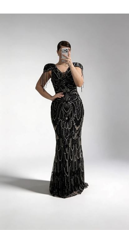 Schwarzes Abendkleid mit V Ausschnitt  Ketten  und Quastenverzierungen