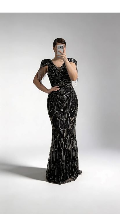 Schwarzes Abendkleid mit V Ausschnitt  Ketten  und Quastenverzierungen