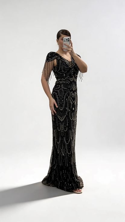 Schwarzes Abendkleid mit V Ausschnitt  Ketten  und Quastenverzierungen