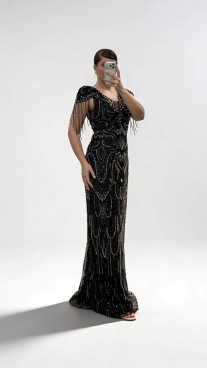 Schwarzes Abendkleid mit V Ausschnitt  Ketten  und Quastenverzierungen