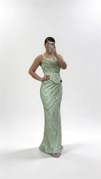 Abendkleid in Mintgrün mit Wellenmuster  Schößchen  breiten Trägern und in Übergröße