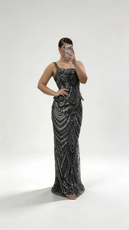 Anthrazitfarbenes Abendkleid in Übergröße mit wellenförmigem Schößchen und breiten Trägern