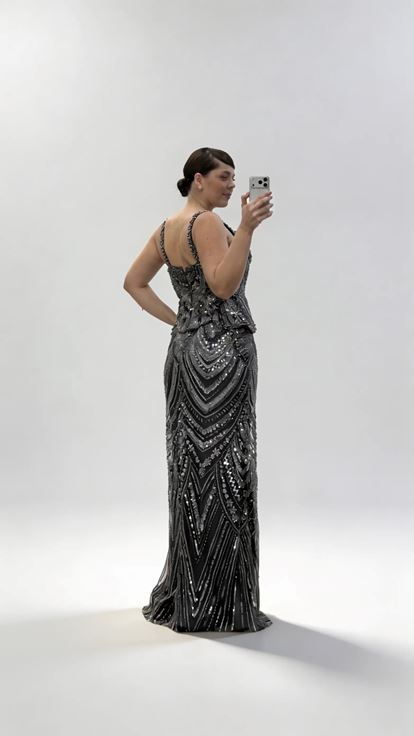 Anthrazitfarbenes Abendkleid in Übergröße mit wellenförmigem Schößchen und breiten Trägern