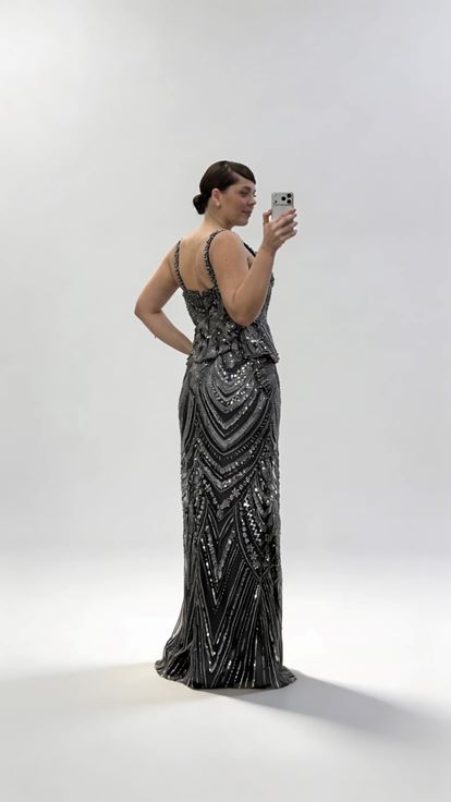 Anthrazitfarbenes Abendkleid in Übergröße mit wellenförmigem Schößchen und breiten Trägern