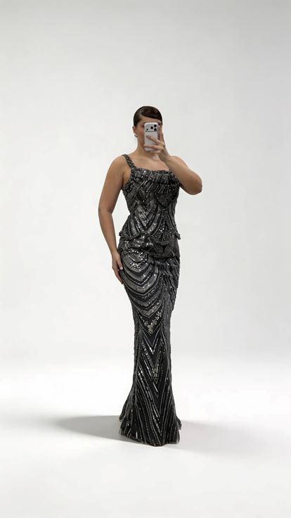 Anthrazitfarbenes Abendkleid in Übergröße mit wellenförmigem Schößchen und breiten Trägern