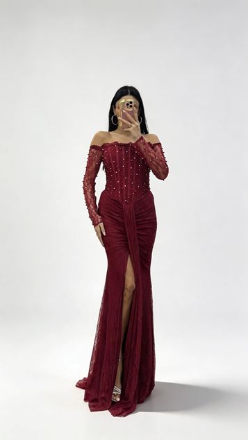 Burgunderfarbenes  perlenbesetztes  drapiertes langes Spitzen Abendkleid mit U Boot Ausschnitt