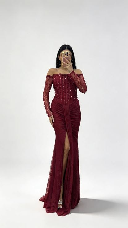 Burgunderfarbenes  perlenbesetztes  drapiertes langes Spitzen Abendkleid mit U Boot Ausschnitt
