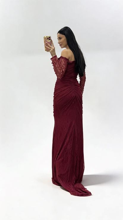 Burgunderfarbenes  perlenbesetztes  drapiertes langes Spitzen Abendkleid mit U Boot Ausschnitt