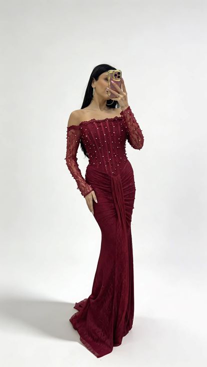 Burgunderfarbenes  perlenbesetztes  drapiertes langes Spitzen Abendkleid mit U Boot Ausschnitt