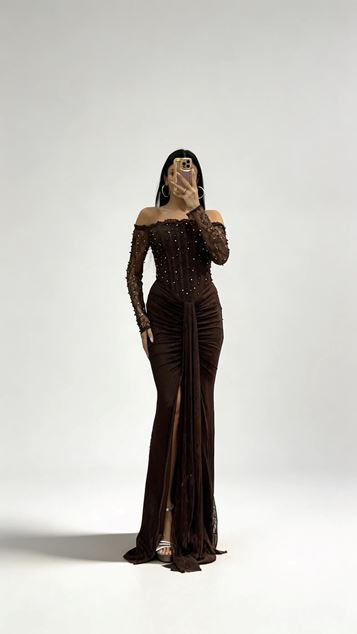 Braunes  perlenbesetztes  drapiertes langes Spitzen Abendkleid mit U Boot Ausschnitt