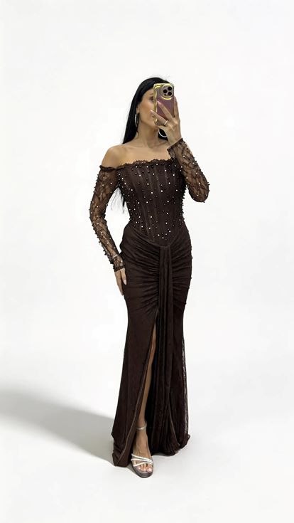 Kahverengi İnci İşlemeli Kayık Yaka Drapeli Uzun Dantel Abiye Elbise