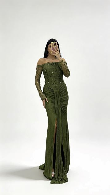 Khakifarbenes  perlenbesetztes  drapiertes langes Spitzen Abendkleid mit U Boot Ausschnitt