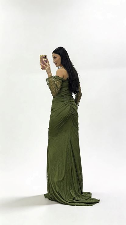 Haki İnci İşlemeli Kayık Yaka Drapeli Uzun Dantel Abiye Elbise