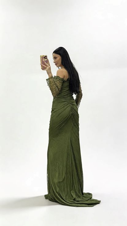 Haki İnci İşlemeli Kayık Yaka Drapeli Uzun Dantel Abiye Elbise