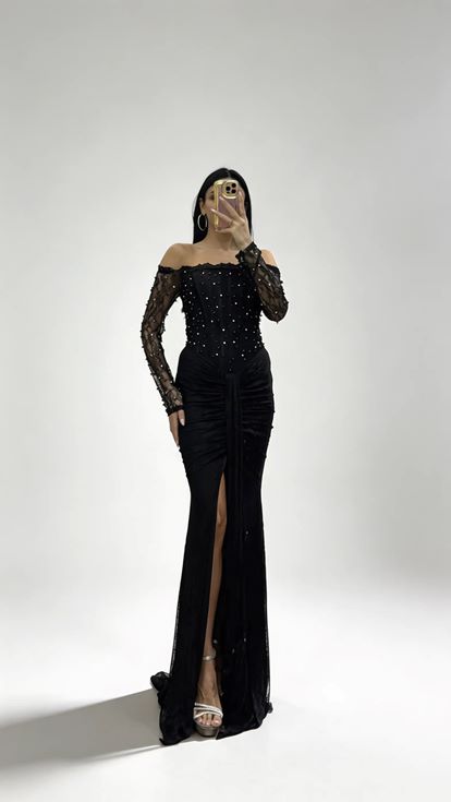 Schwarzes  perlenbesetztes  langes Abendkleid aus Spitze mit U Boot Ausschnitt und Drapierung