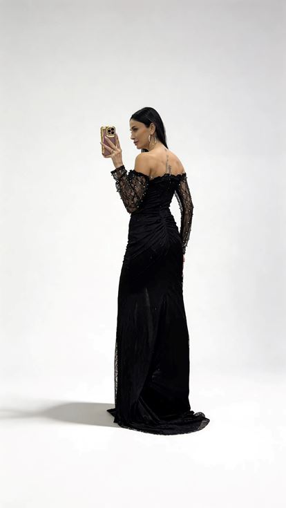 Schwarzes  perlenbesetztes  langes Abendkleid aus Spitze mit U Boot Ausschnitt und Drapierung