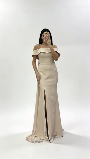 Goldenes Cape Abendkleid mit schulterfreiem  gerüschtem Kleid